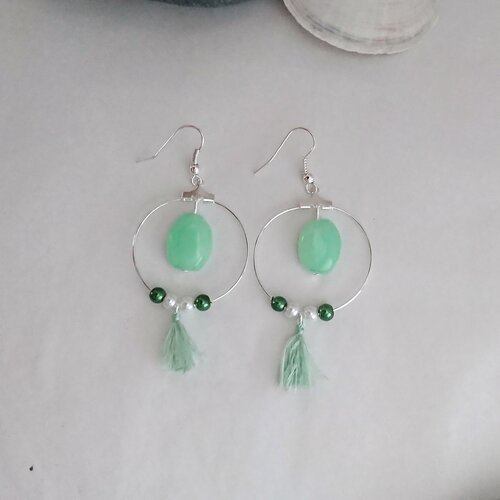 Boucles d'oreilles effet perle naturelle verte en polymère, encerclé par ces perles verte et blanche et son pompon.