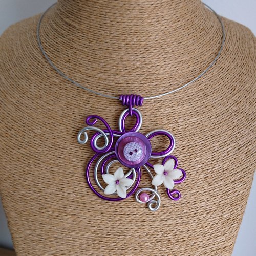 Bijoux fantaisie, collier pendentif alu et ses boutons / fleurs mauve et argent