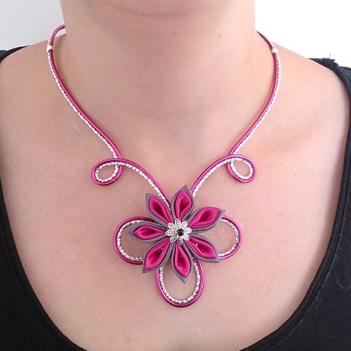 Bijoux fantaisie, collier aluminium rose / argent et sa fleur kanzashi en satin