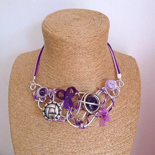 Bijoux fantaisie, collier aluminium déstructuré et ses breloques, coloris violet et argent