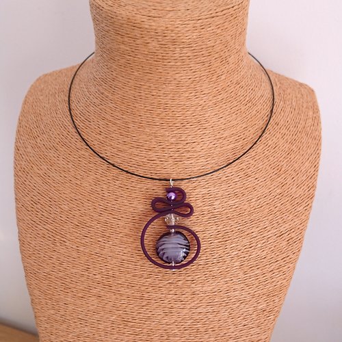 Collier pendentif pvc plat violet et ces perles