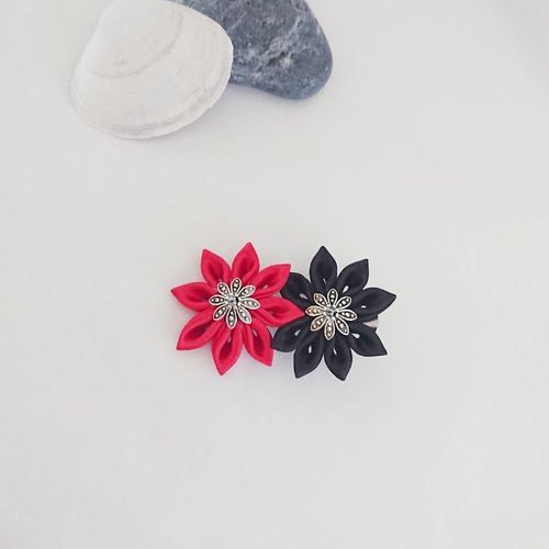 Pince a cheveux 2 fleurs kanzashi simples rouge et noire.