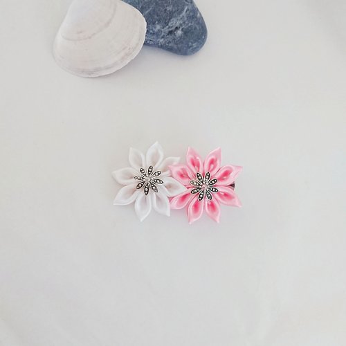 Pince à cheveux 2 fleurs kanzashi simples rose clair et blanche.