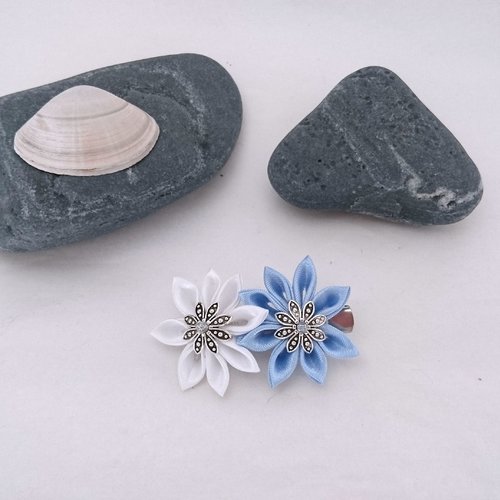 Pince à cheveux 2 fleurs kanzashi simples bleu ciel et blanche.