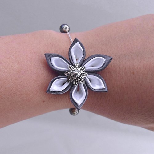 Bracelet chaînette fleur kanzashi gris anthracite et blanc.