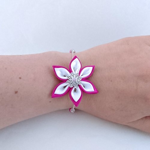Bracelet chaînette fleur kanzashi fuchsia et blanc.