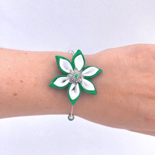 Bracelet chaînette fleur kanzashi vert foncé et blanc.