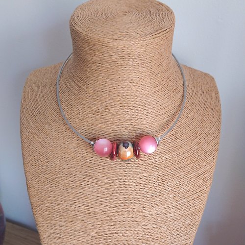 Collier perles rondes, coloris rose orange, noir et ses perles intercalaires argent