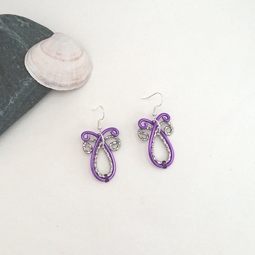 Boucles d'oreilles aluminium violet et gris. 