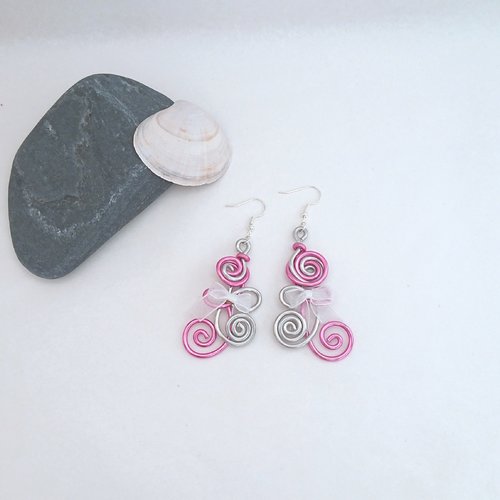 Boucles d'oreilles aluminium torsadée rose et gris