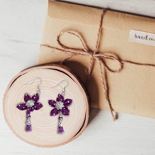 Boucles d'oreilles fleurs en tissu violet à pois blanc avec son pompon et ces perles