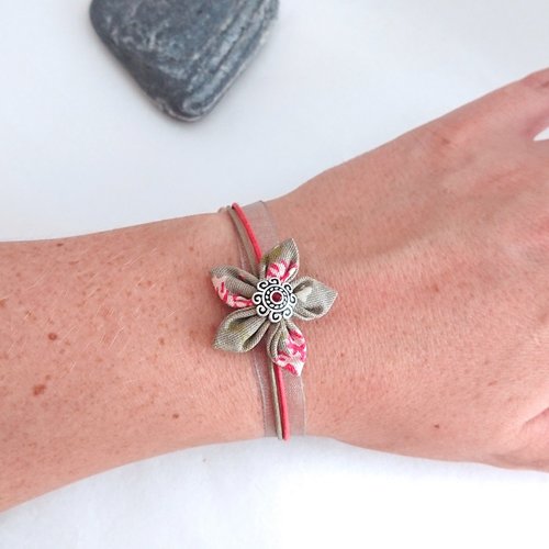 Bracelet réglable fleur en tissu: tissu kaki à fleurs roses
