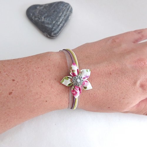 Bracelet réglable fleur en tissu: tissu blanc à fleurs rose, vert