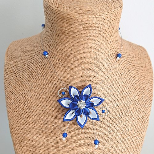 Collier fleur kanzashi, mariage, cérémonie, et ses perles magiques coloris bleu roi et blanc
