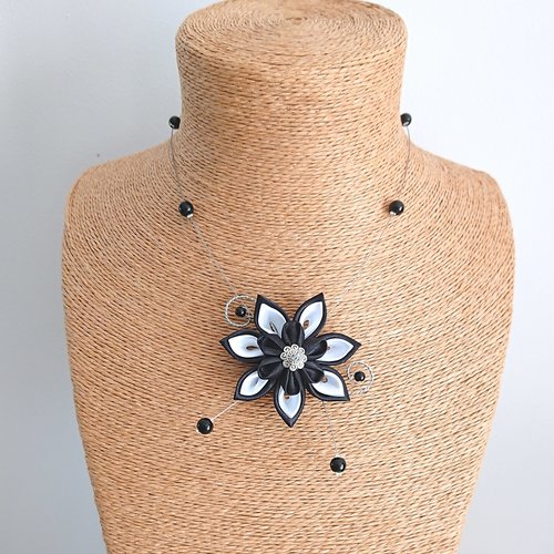 Collier fleur kanzashi, mariage, cérémonie, et ses perles magiques coloris noir et blanc