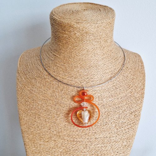Collier pendentif pvc plat orange et ces perles