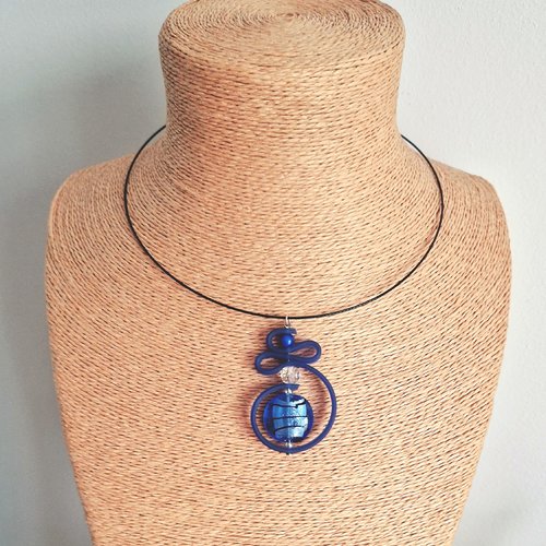 Collier pendentif pvc plat bleu marine et ces perles n°2