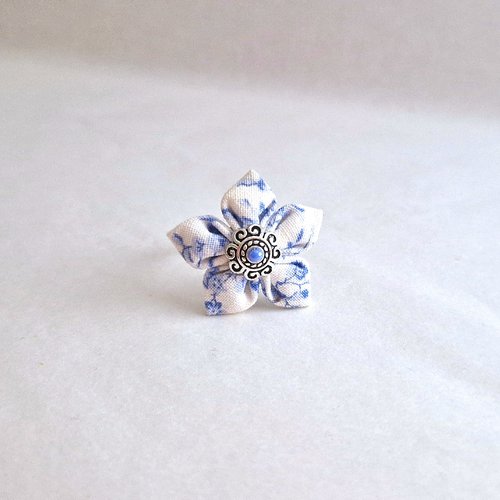 Bague réglable fleur en tissu: tissu coton blanc aux motifs fleuri bleu ciel