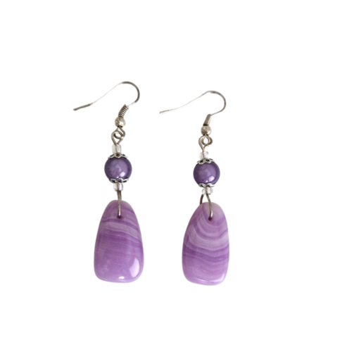 Boucles d'oreilles réalisées en perles en polymère, effet pierre de couleur mauve, violet.