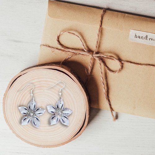 Boucles d'oreilles fleurs en tissu gris à pois blanc