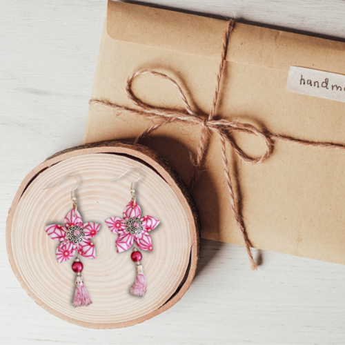 Boucles d'oreilles fleurs en tissu blanc aux motifs rayés rose avec son pompon et ces perles