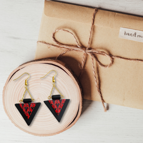 Boucles d'oreilles géométriques, triangulaires, noir et rouge aux motifs originaux noir