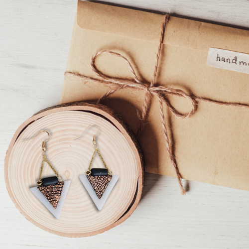 Boucles d'oreilles géométriques, triangulaires, blanc et noir recouvert de feuille d'or rose