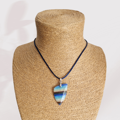 Collier pendentif en polymère, rayés, coloris bleu, vert, blanc, beige, marron, gris