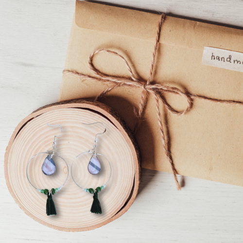Boucles d'oreilles créoles, attrapes rêve, aux motifs rayés vert, rose, blanc et son pompon vert.