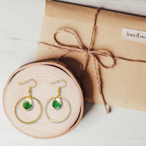 Boucles d'oreilles créoles doré agrémentées d'une goutte en résine transparente et ces paillettes vertes