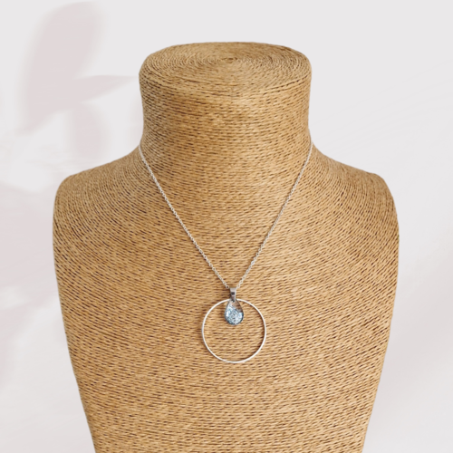 Collier pendentif créole argenté agrémentées d'une goutte en résine transparente et ces paillettes bleues