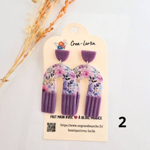 Boucles d'oreilles forme arc en ciel, texturés, parme, violet, aux motifs fleuris blanc, bleu, violet