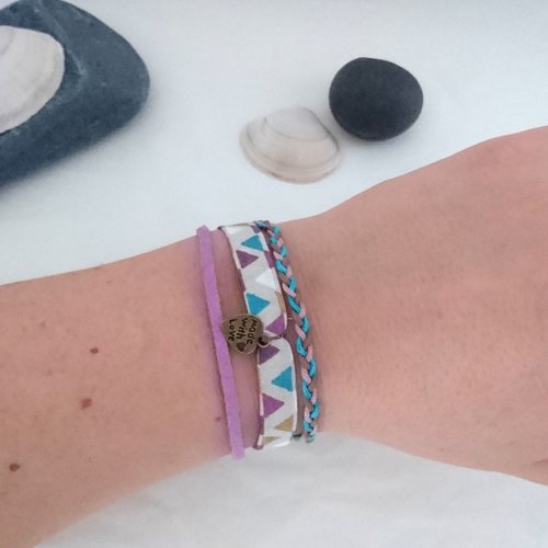 Bracelet liberty tissu, suédine, coton, couleur violet clair / bleu ciel / beige et sa breloque