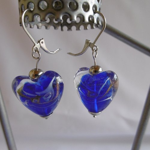 Boucles d'oreilles cœurs bleu royal sur dormeuses en acier inoxydable.