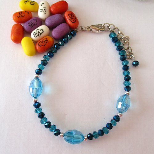 Bracelet en perles, alternance de bleu clair et de bleu foncé