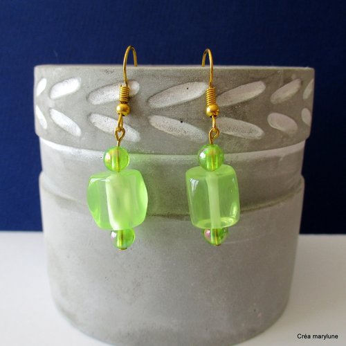 Boucles d'oreilles  cube vert translucide - crochet en acier chirurgical