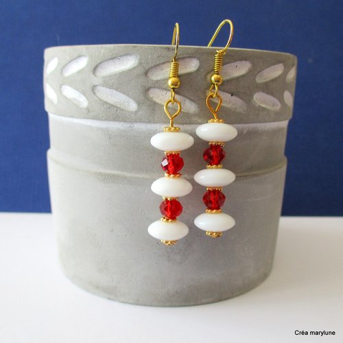 Boucles d'oreilles des perles rouges se logent entre des perles blanches - crochets en acier chirurgical