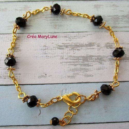 Bracelet en perles de verre de couleur noire a facettes et chaînette dorée - 2044467 