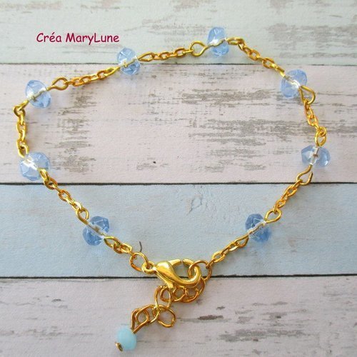 Bracelet en perles de verre de couleur bleu pâle a facettes et chaînette dorée - 2044477 