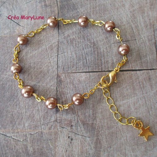 Bracelet en perles de verre de couleur beige nacré  et chaînette dorée - 2060414