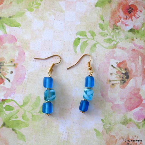 Boucles d'oreilles à trio de petits cubes bleus - crochets en acier chirurgical