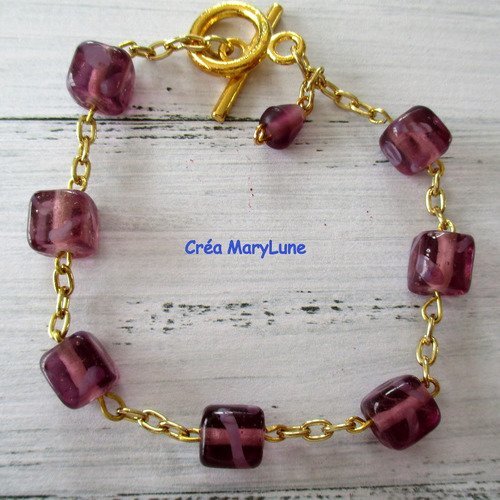 Bracelet en perles de verre cubiques mauve foncé et chainettes dorées - 2137197