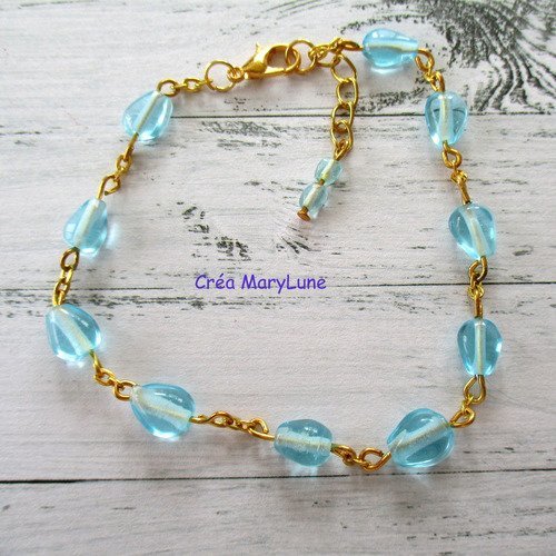 Bracelet en perles de verre de couleur bleue et chainette dorée- 2138493