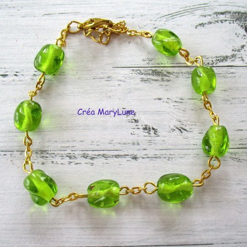 Bracelet en perles de verre de couleur vert et chainette dorée - 2138503
