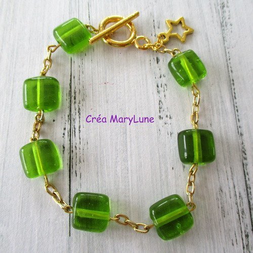Bracelet en perles de verre de couleur verte de forme carré et chainette dorée - 18 cm réglable - 2157576