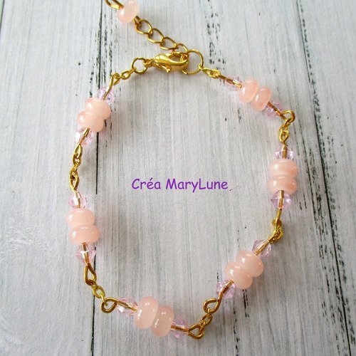 Bracelet en perles de verre et perles plastique de couleur rose et chainette dorée - 18 cm réglable - 2157590