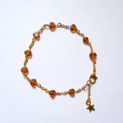 Bracelet en perles de verre en forme de cœur couleur caramel et chainette dorée - 18 cm réglable