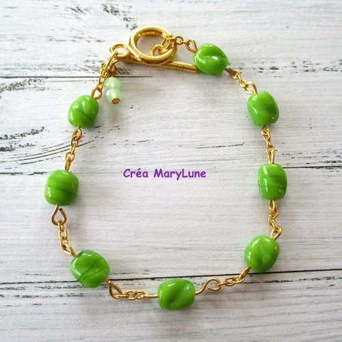 Bracelet en perles de verre de couleur verte et chainette dorée - 18 cm réglable - 2182824