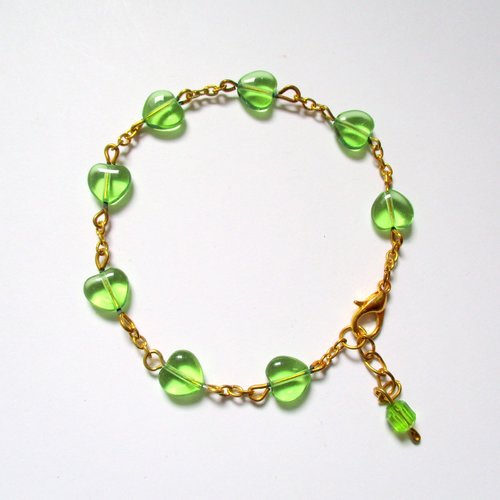 Bracelet en perles de verre cœur vert et chainette dorée - 17 cm ajustable