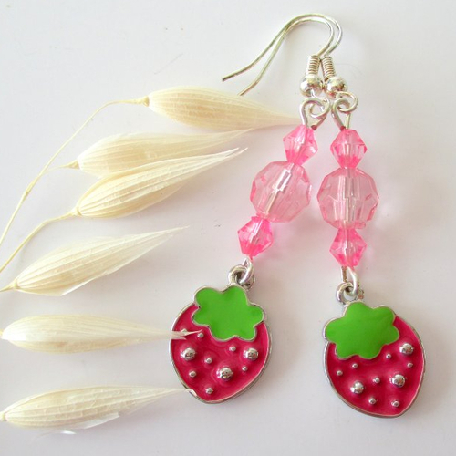 Boucles d'oreilles à fraise et perles transparentes roses